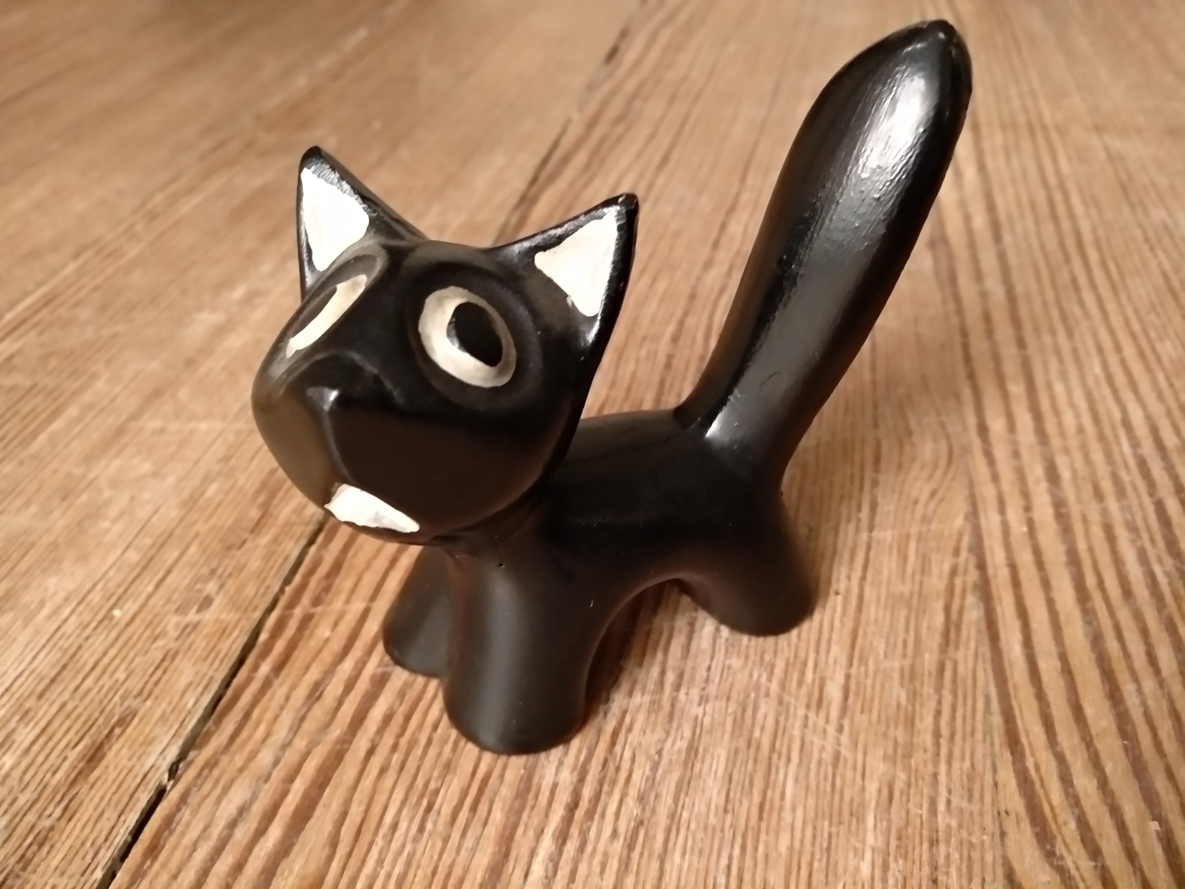 Black figurine in chalkware of squirrel