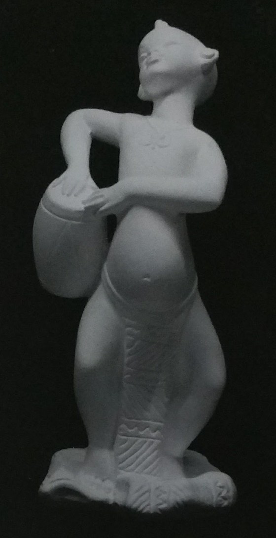 Raw chalkware figurine