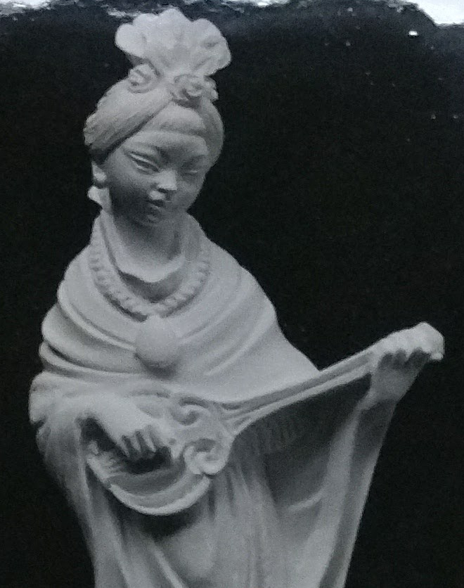Raw chalkware statue