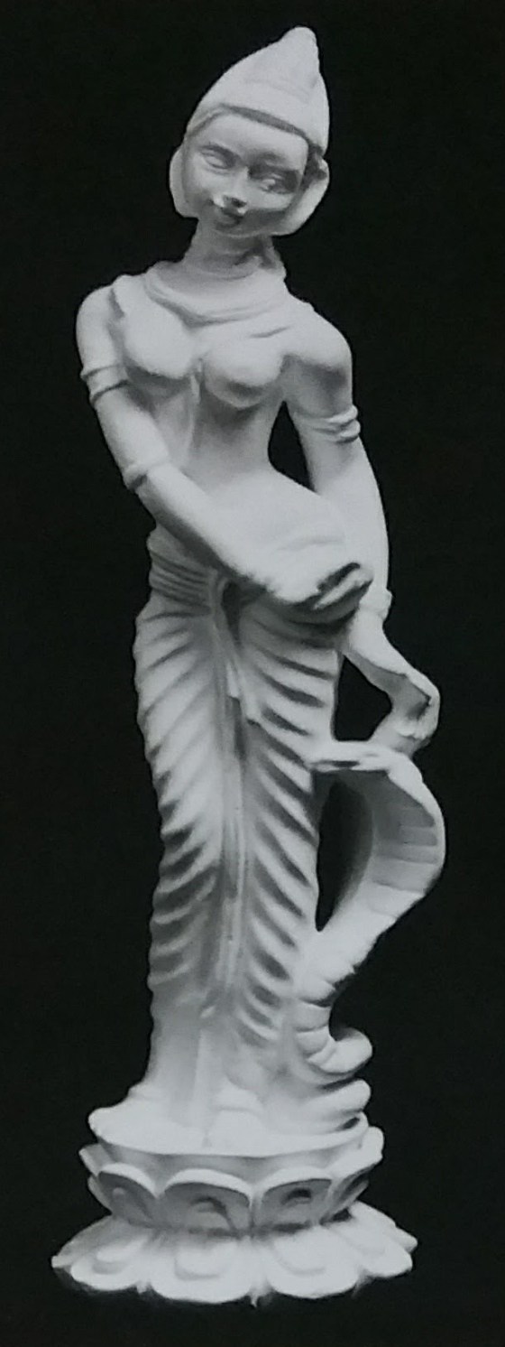 Raw chalkware statue