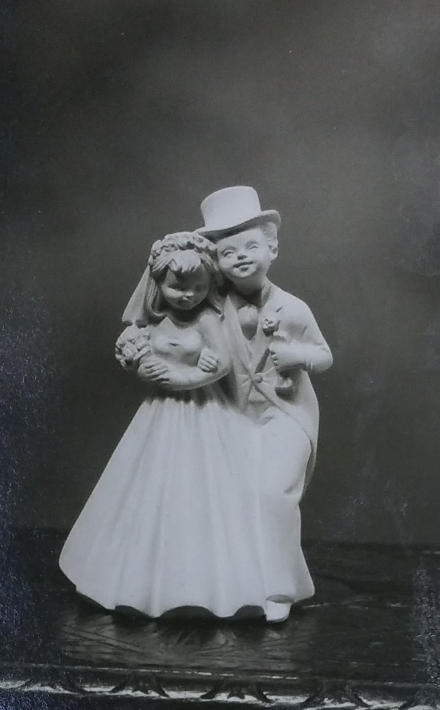 Married couple Raw chalkware statue