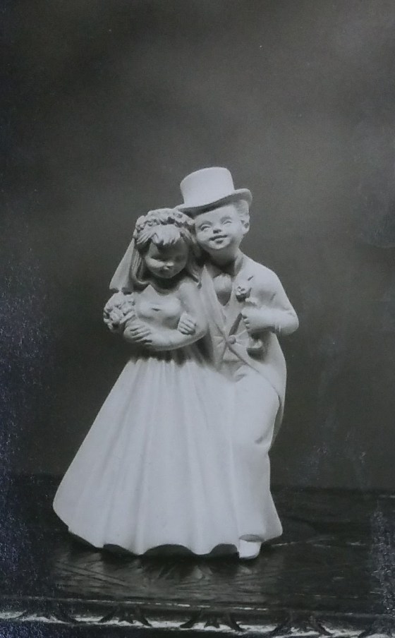 Married couple Raw chalkware statue