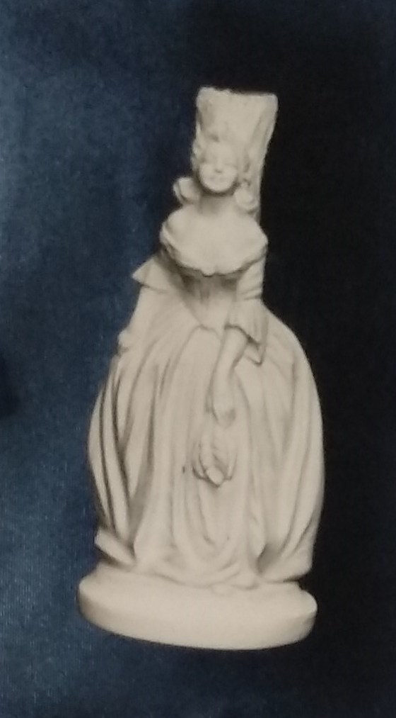 Raw chalkware statue