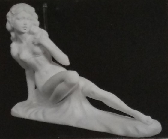 Full figurine in chalkware lamp