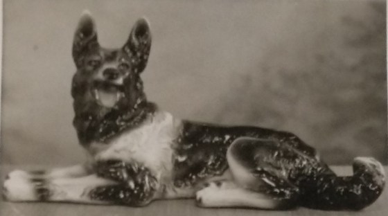 Alsatian figurine made of ceramic and glazed