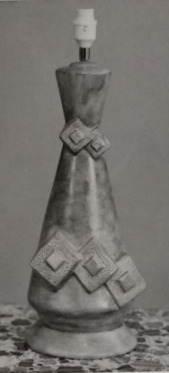 Standard lamp with embossed diamond shapes